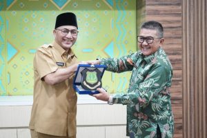 Kegiatan ini berlangsung di Ruang Rapat Serasan Sekate, Senin (10/6/2024)