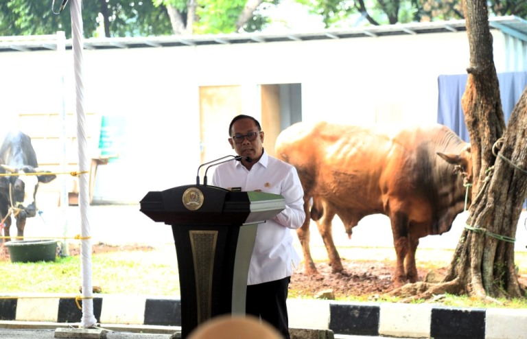 Sekretaris Jenderal (Sekjen) DPD RI, Rahman Hadi, saat memberikan kata sambutan pada acara pemotongan hewa kurban dalam rangka memperingati Hari Raya Idul Adha tahun 1.445 Hijriah di Lapangan Parkir DPD RI, Jakarta, hari Rabu tanggal 19 Juni 2024.
