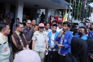 Pj. Wali Kota Palembang, Ucok Abdul Rauf, menerima massa pengunjuk rasa dari Pengurus Cabang Pergerakan Mahasiswa Islam Indonesia Kota Palembang, hari Kamis tanggal 20 Juni 2024.