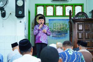 Pj Bupati Musi Banyuasin H Sandi Fahlepi kembali melaksanakan rutinitas kegiatan Safari Jum'at. Kali ini ia mengambil tempat di Masjid Ataqwa Kelurahan Kayu Ara, Kecamatan Sekayu, Jumat (21/6/2024).
