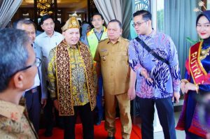 H Sandi Fahlepi turut serta menyambut kedatangan Pj Gubernur Sumatera Selatan yang baru Elen Setiadi, di Bandar Udara Sultan Mahmud Badaruddin II Palembang, Selasa (25/6/2024).