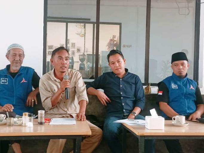 Dolly Reza, perwakilan Tim Advokasi Hukum YPM kepada wartawan, saat menggelar konferensi pers, pada hari Selasa tanggal 25 Juni 2024 di Kedai Kopi Apek Sekanak, Jalan Hang Tuah, Talang Semut, Kota Palembang.
