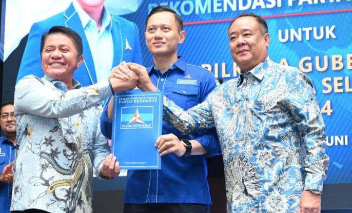 Bakal Calon Gubernur dan Bakal Calon Wakil Gubernur Provinsi Sumatera Selatan, Herman Deru serta Cik Ujang, menerima Surat Rekomendasi dari Dewan Pimpinan Pusat Partai Demokrat yang diserahkan langsung oleh Ketua Umum, Agus Harimurti Yudhoyono, hari Selasa malam, tanggal 11 Juni 2024, Menteng, Jakarta Pusat.