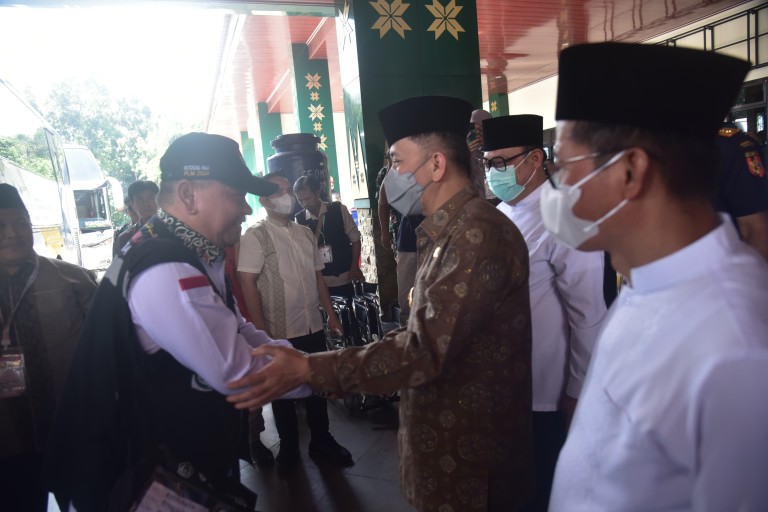 Agus Fatoni menyambut langsung kedatangan jamaah haji Kloter pertama Embarkasi Palembang, di Asrama Haji Palembang, Minggu (23/6/2024) Siang.