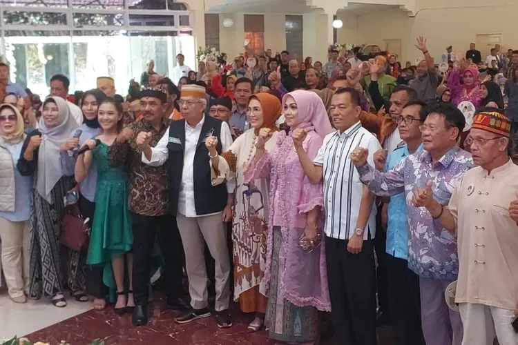 Bakal Calon Gubernur dan Wakil Gubernur Provinsi Sumatera Selatan, Mawardi Yahya serta R.A. Anita Noeringhati, foto bersama Masyarakat saat deklarasi silaturahmi di Gedung Bunging Jumpo, Palembang, hari Minggu tanggal 9 Juni 2024.
