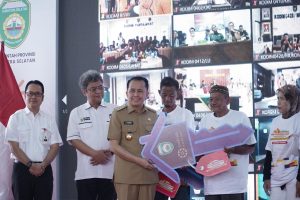 Agus Fatoni menghadiri Ceremonial Bedah Rumah Tidak Layak Huni (RTLH) dan Penyerahan Alat Sanitasi di Gang Kaleng & Lr. Sirah, Plaju Ilir, Plaju, Palembang, Prov. Sumsel (Senin, 3/6/2024)