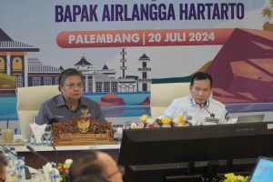 Elen Setiadi mendengarkan Arahan Menko Koordinator Bidang Perekonomian RI, Dr. (H.C). Ir. Airlangga Hartanto, M. B. A., M. M. T., Kepada Forkopimda Provinsi Sumsel Bupati/Walikota se-Sumsel dan Kepala Organisasi Perangkat Daerah di lingkungan Pemprov Sumsel bertempat di Ruang Rapat Griya Agung, Sabtu, (20/7/2024).