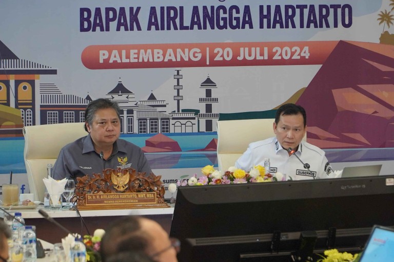 Elen Setiadi mendengarkan Arahan Menko Koordinator Bidang Perekonomian RI, Dr. (H.C). Ir. Airlangga Hartanto, M. B. A., M. M. T., Kepada Forkopimda Provinsi Sumsel Bupati/Walikota se-Sumsel dan Kepala Organisasi Perangkat Daerah di lingkungan Pemprov Sumsel bertempat di Ruang Rapat Griya Agung, Sabtu, (20/7/2024).