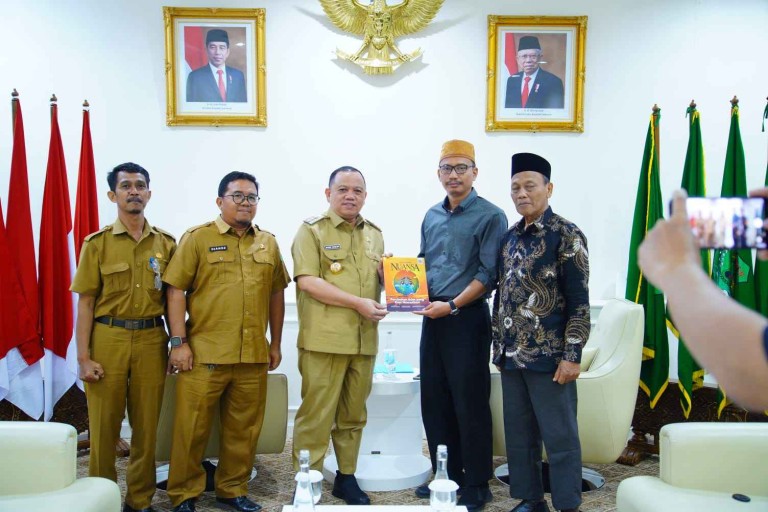 Audiensi pihak Majalah Nuansa Persada ke Pj Bupati Muba H Sandi Fahlepi, di Ruang Audiensi Bupati Muba, Selasa (23/7/2024).