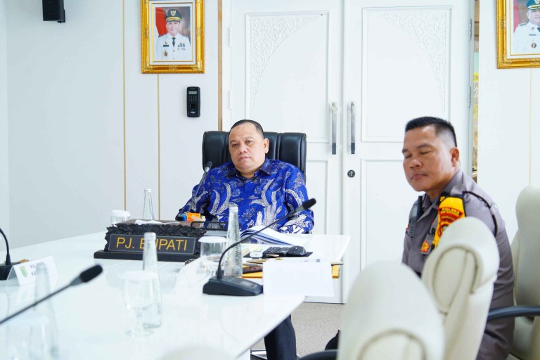 Sandi Fahlepi didamping OPD terkait mengikuti meeting rapat Koordinasi aktivasi Posko Pengendalian Kebakaran Hutan, Kebun dan Lahan (Karhutbunlah) Provinsi Sumsel Tahun 2024 secara virtual melalui zoom meeting di ruang rapat Bupati Muba, Kamis (25/7/2024).