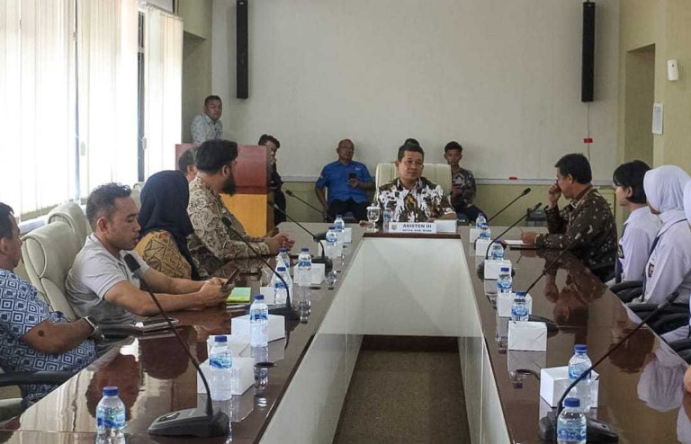 Drs. Safaruddin M.si menerima dan melepas Calon Paskibaraka (Capaska) Tingkat Provinsi Sumatera Selatan di Ruang Rapat Randik Kantor Pemkab Muba, Jum’at (26/07/24).
