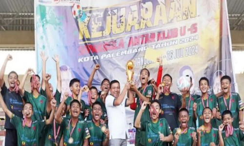 Kepala Dinas Pemuda dan Olahraga Kota Palembang H. Edison, S.sos., M.Si Saat Menyerah Piala Kepada Pemenang di Stadion Kamboja Palembang. Foto : Nto