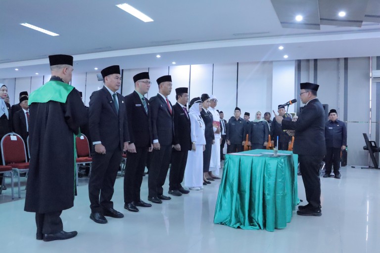A Damenta secara resmi melantik dan mengambil sumpah jabatan ratusan pejabat di lingkungan Pemerintah Kota (Pemkot) Palembang, 3 diantaranya adalah Jabatan Pimpinan Tinggi Pratama (JPT), Jumat (26/7/2024) sore.