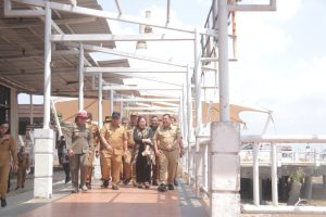 Pj Walikota A Damenta saat melakukan tinjauan langsung di Pelataran Dermaga 7 Ulu, Kampung Kapitan, Senin (29/7/2024).