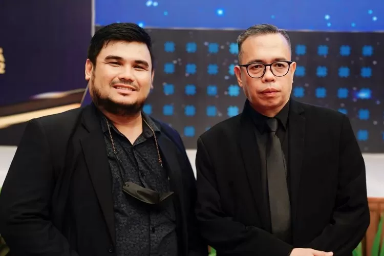 Direktur Eksekutif Lintas Politika Indonesia, Kemas Khoirul Mukhlis, bersama manajer Personal Branding Lintas Politika, Muhammad Darmansa.
