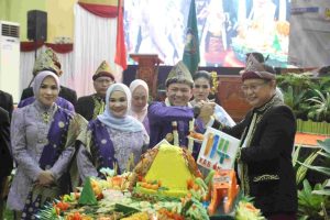 Elen Setiadi, S.H, M.S.E didampingi oleh Pj Ketua Tim Penggerak PKK Provinsi Sumsel Melza Elen Setiadi, menghadiri Rapat Paripurna ke XV masa persidangan ke-3 tahun sidang 2024 DPRD Kabupaten Ogan Komering Ulu (OKU), dalam rangka memperingati Hari Jadi Kabupaten OKU Ke-114, bertempat di Gedung Kesenian Kabupaten OKU, Senin (29/7/2024) Siang.