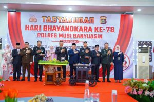 Peringati HUT Bhayangkara Ke 78, Polres Muba Serahkan Penghargaan kepada Pemenang Lomba Satkamling Tingkat Polres Muba
