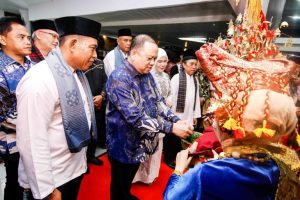 Pj Bupati Muba dalam acara silaturahmi sekaligus pelantikan pengurus Ikatan Keluarga Minang (IKM) Kecamatan Sekayu, di Pendopoan Griya Bumi Serasan Sekate (Rumah Dinas Bupati Muba), Rabu (3/7/2024) malam.