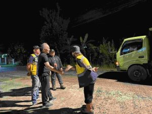 Seperti tak kenal libur, kali ini Minggu (7/4/2024) malam diam-diam Sekretaris Daerah Muba Apriyadi Mahmud sidak guna mengecek langsung proses perbaikan infrastruktur jalan di beberapa titik dalam Kota Sekayu.