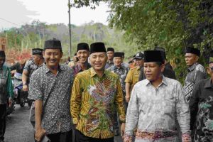 Menaiki motor bersama puluhan Tokoh Masyarakat (Tomas) dan Perangkat Desa Teluk Kijing Kecamatan Lais Kabupaten Muba, Selasa (9/7/2024) pagi Sekretaris Daerah Muba Apriyadi Mahmud mengecek langsung peningkatan ruas jalan dari Desa Teluk Kijing 1 menuju Desa Teluk Kijing 2.