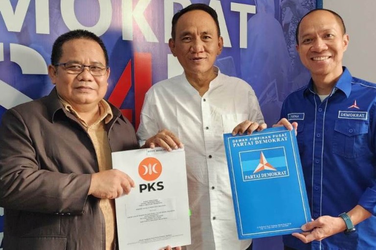 Pasangan Bakal Calon Wali Kota dan Calon Wakil Wali Kota Palembang, Ir. Yudha Pratomo Mahyuddin dan Ir. Baharudi, bersama Andi Arif.