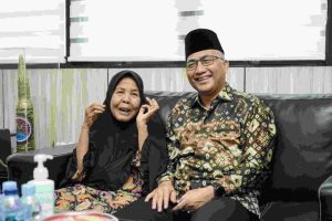 Rogaya (71), nenek dari Kampung V Kecamatan Sekayu, Jumat (12/7/2024) pagi menemui Sekretaris Daerah Kabupaten Muba Apriyadi Mahmud.