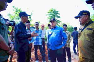 Pj Bupati Muba H Sandi Fahlepi didampingi sejumlah OPD terkait turun langsung meninjau kondisi jalan dan jembatan rusak di Desa Danau Cala Kecamatan Lais, Minggu (14/7/2024).