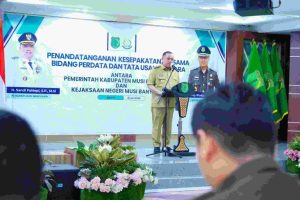 MoU yang diselenggarakan oleh Bagian kerjasama Setda Muba ini ditandatangani langsung oleh Pj Bupati Muba H Sandi Fahlepi dan Kepala Kejaksaan Negeri Muba Roy Riady SH MH., di Auditorium Pemkab Muba, Senin (15/7/2024) siang.