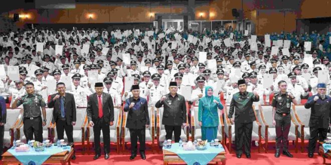 H Sandi Fahlepi lakukan Pengukuhan dan Penyerahan Secara Serentak Keputusan Bupati tentang Perubahan Masa Jabatan Kepala Desa dan Masa Keanggotaan BPD dalam Kabupaten Musi Banyuasin, Rabu (17/7/2024) di Opproom Pemkab Muba.