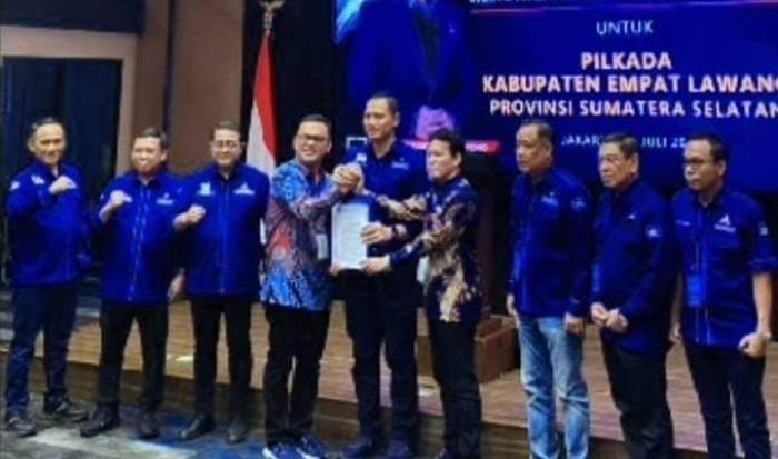 Bakal Calon Bupati dan Wakil Bupati Kabupaten Empat Lawang, Joncik Muhammad dan Arifa'i, menerima Surat Persetujuan Pencalonan Sebagai Bupati Kabupaten Empat Lawang dari Partai Demokrat, pada hari Sabtu tanggal 20 Juli 2024. (MusiNews.id/SMSI Sumsel)