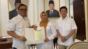Bakal Calon Bupati Kabupaten Empat Lawang, Joncik Muhammad, menerima Surat Tugas dari Partai Gerakan Indonesia Raya (Gerindra) untuk maju di Pemilihan Bupati Kabupaten Empat Lawang, hari Minggu tanggal 21 Juli 2024. (MusiNews.id/SMSI Sumsel)