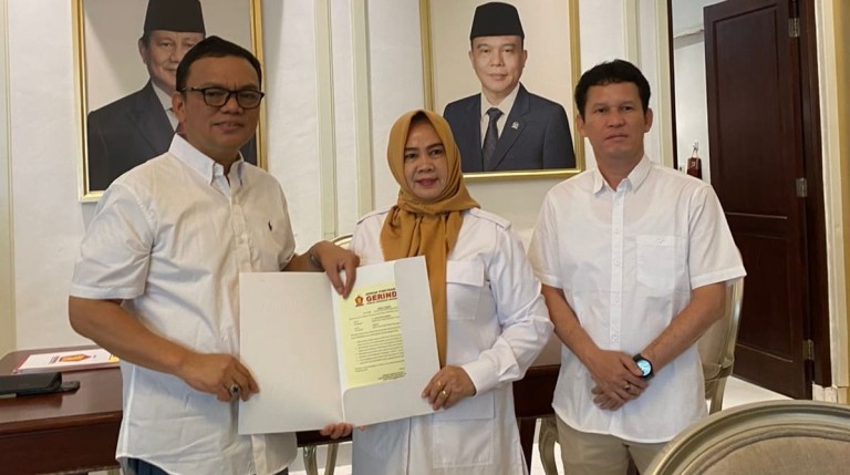 Bakal Calon Bupati Kabupaten Empat Lawang, Joncik Muhammad, menerima Surat Tugas dari Partai Gerakan Indonesia Raya (Gerindra) untuk maju di Pemilihan Bupati Kabupaten Empat Lawang, hari Minggu tanggal 21 Juli 2024. (MusiNews.id/SMSI Sumsel)