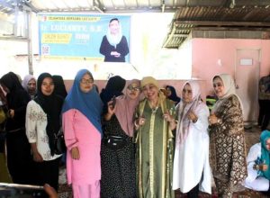 Bakal Calon Bupati Kabupaten Musi Banyuasin, Hj. Lucianty, foto bersama warga saat melakukan pertemuan di Kecamatan Babat Supat, pada hari Minggu tanggal 21 Juli 2024. (MusiNews.id/Edi Triono)