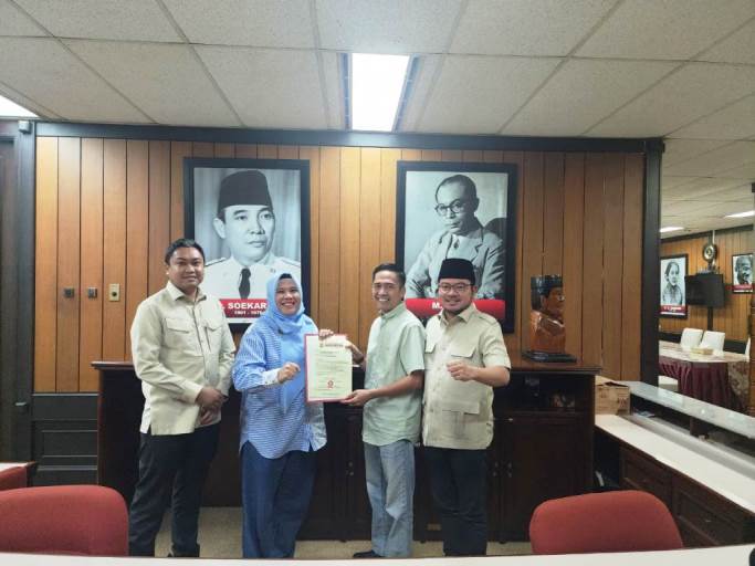 Ratu Dewa dan Prima Salam menerima Surat Tugas dari DPP Partai Gerindra yang diserahkan langsung ole Wakil Sekretaris Jenderal DPP Partai Gerindra, Fikrah Auliya Rahman, dan didampingi Ketua DPD Gerindra Sumsel, Kartika Sandra Desi, hari Selasa tanggal 23 Juli 2024. (MusiNews.id/Edi Triono)