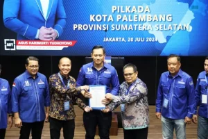 Yudha Pratomo Mahyuddin dan Baharudin mendapatkan surat persetujuan pencalonan Wali Kota dan Wakil Wali Kota Palembang dari Partai Demokrat untuk mendaftar ke Komisi Pemilihan Umum pada hari Sabtu tanggal 20 Juli 2024 di Kantor DPP Partai Demokrat. (MusiNews.id/Rajab)