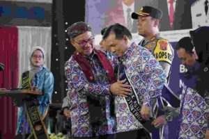 Elen Setiadi bersama Penjabat (Pj) Ketua Tim Penggerak PKK Prov Sumsel Melza Setiadi menghadiri Peringatan Hari Keluarga Nasional (HARGANAS) ke XXXI Tingkat Provinsi Sumsel Tahun 2024 bertempat di Taman Olahraga Megang (TOM) Kota Lubuk Linggau, (18/7/2024).