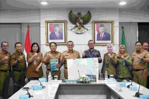 Edward Chandra memimpin Deklarasi penyepakatan dokumen final pasca konsultasi publik materi teknis muatan perairan pesisir (RZWP-3-K) Provinsi Sumatera Selatan, Ruang Rapat Bina Praja, Selasa, (16/7/2024).