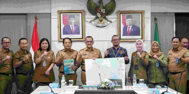 Edward Chandra memimpin Deklarasi penyepakatan dokumen final pasca konsultasi publik materi teknis muatan perairan pesisir (RZWP-3-K) Provinsi Sumatera Selatan, Ruang Rapat Bina Praja, Selasa, (16/7/2024).