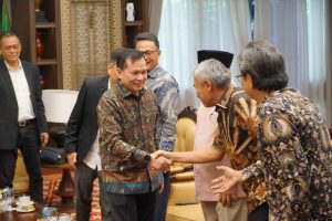 Elen Setiadi SH,.M.S.E menerima audiensi Direktur Utama PT. Yodya Karya (Persero) Colbert Thomas beserta rombongan di Griya Agung, Selasa (23/7) pagi