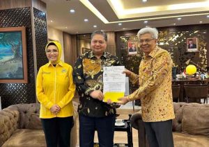 Ketum Partai Golkar Airlangga Hartarto didampingi Sekjen DPP Partai Golkar Lodewijk F. Paulus, Wakil Ketua Umum DPP Partai Golkar Ahmad Doli Kurnia di Jakarta, Kamis (1/8/2024).