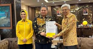 Ketum Partai Golkar Airlangga Hartarto didampingi Sekjen DPP Partai Golkar Lodewijk F. Paulus, Wakil Ketua Umum DPP Partai Golkar Ahmad Doli Kurnia di Jakarta, Kamis (1/8/2024).