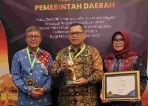 predikat Universal Health Coverage (UHC) Awards yang diraih oleh Pemkot Palembang diapresiasi melalui sebuah piagam dan piala penghargaan yang diberikan langsung oleh Wakil Presiden Republik Indonesia (RI), K.H. Ma’ruf Amin