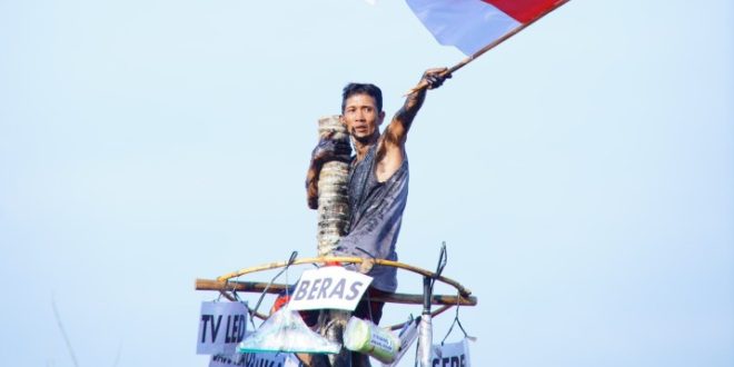Lomba Panjat Pinang yang dilakukan Pemkab Muba di Taman Air Sekayu (Depan Rumah Dinas Bupati Muba), Jumat (16/8/2024).