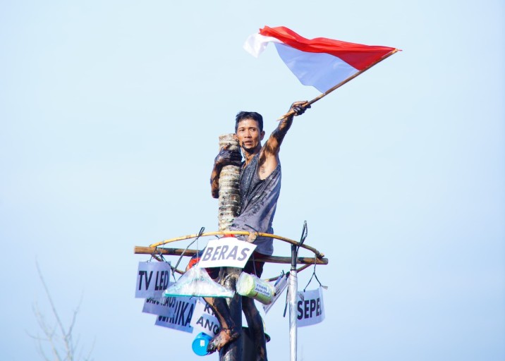 Lomba Panjat Pinang yang dilakukan Pemkab Muba di Taman Air Sekayu (Depan Rumah Dinas Bupati Muba), Jumat (16/8/2024).