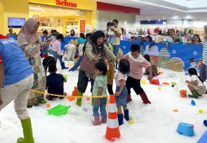 Orang tua mengajak anak-anak bermain di Snow Fun Town yang digelar di Citimall Prabumulih. (Musi News / CPG)