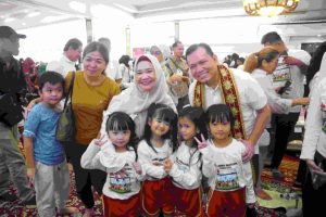 Elen Setiadi yang didampingi para Kepala OPD Hadir dalam perayaan Puncak Hari Anak Nasional (HAN) yang digelar di Griya Agung.Palembang (4/08/2024).