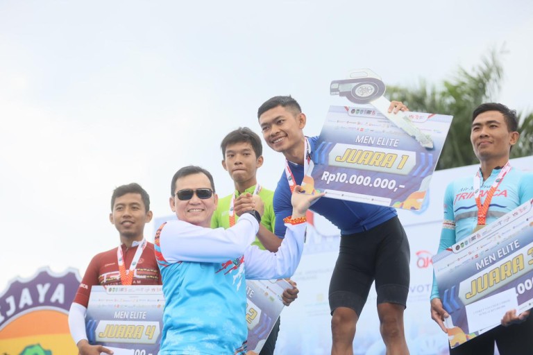 Semarak dan kemeriahan olahraga gowes Sriwijaya Ranau Gran Fondo (SRGF) 2024 ditutup langsung oleh Pj. Gubernur Sumatera Selatan,
