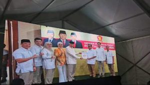 Mawardi Yahya dan R.A. Anita Noeringhati menerima Surat Persetujuan Pencalonan Sebagai Gubernur dan Wakil Gubernur dari Partai Gerindra. (Musi News / Fauzi)