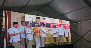 Mawardi Yahya dan R.A. Anita Noeringhati menerima Surat Persetujuan Pencalonan Sebagai Gubernur dan Wakil Gubernur dari Partai Gerindra. (Musi News / Fauzi)