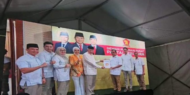 Mawardi Yahya dan R.A. Anita Noeringhati menerima Surat Persetujuan Pencalonan Sebagai Gubernur dan Wakil Gubernur dari Partai Gerindra. (Musi News / Fauzi)